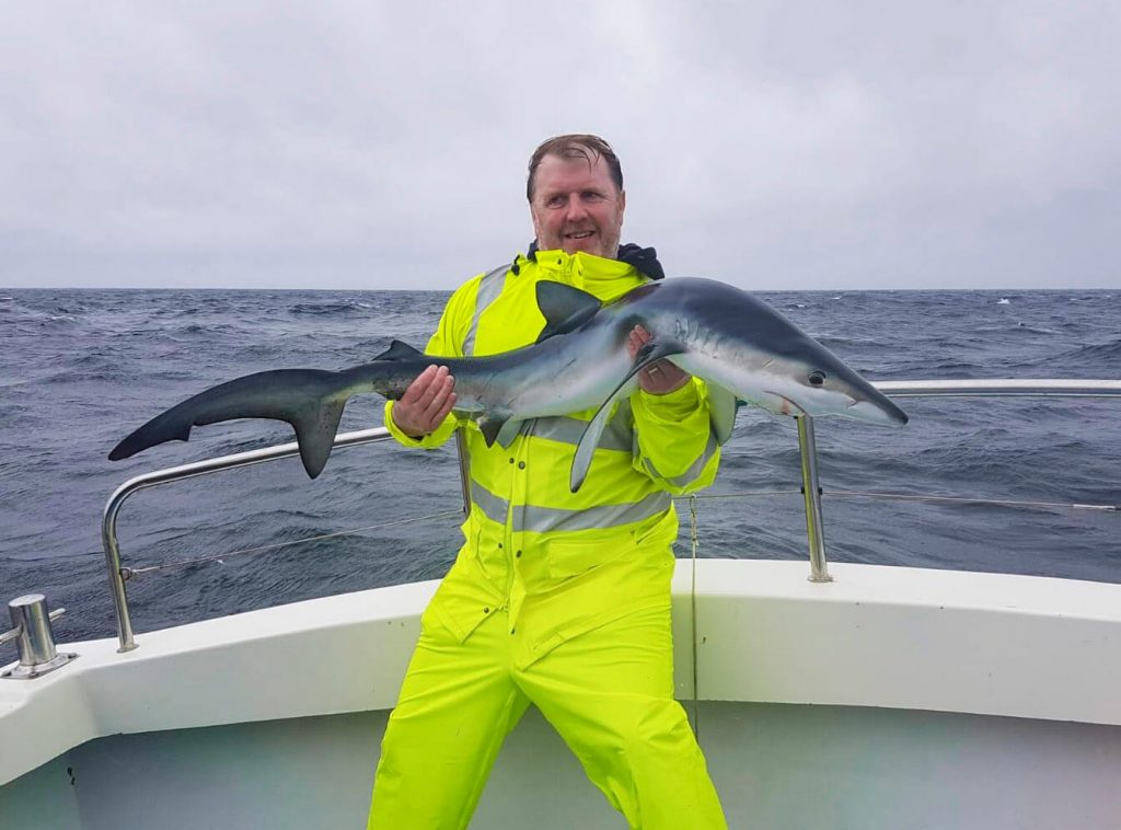 Cormac Kellett mit einem Blauhai um die 35lb